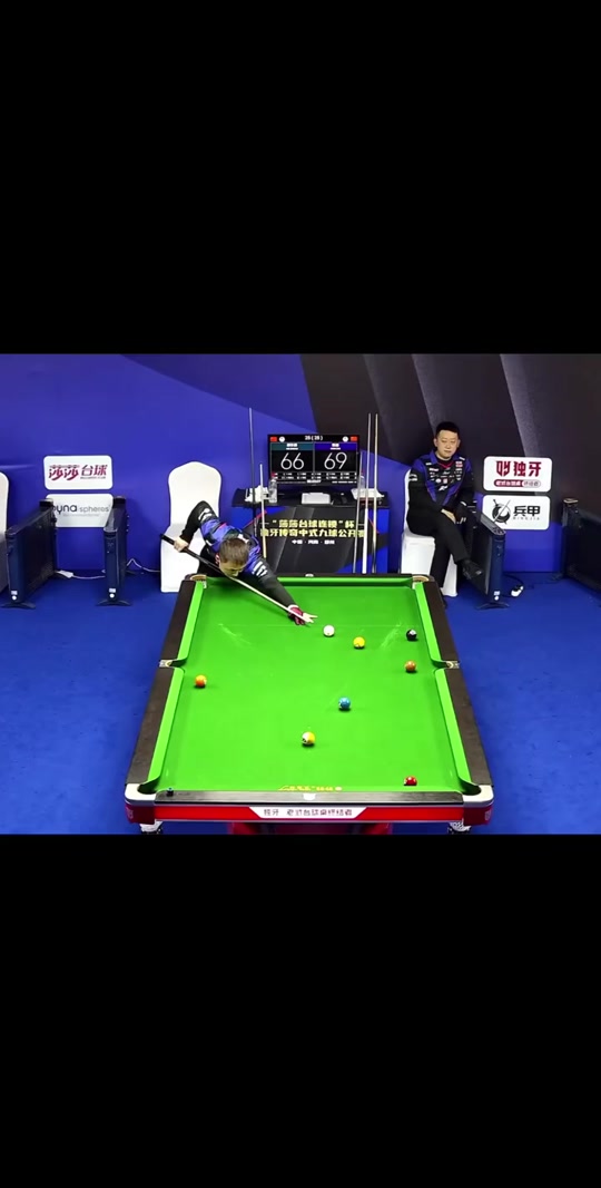 老人感动地 老人感动地